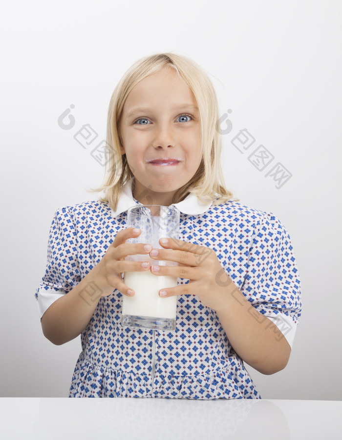 简约喝牛奶的小女孩摄影图