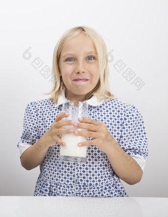 简约<strong>喝牛奶</strong>的小女孩摄影图