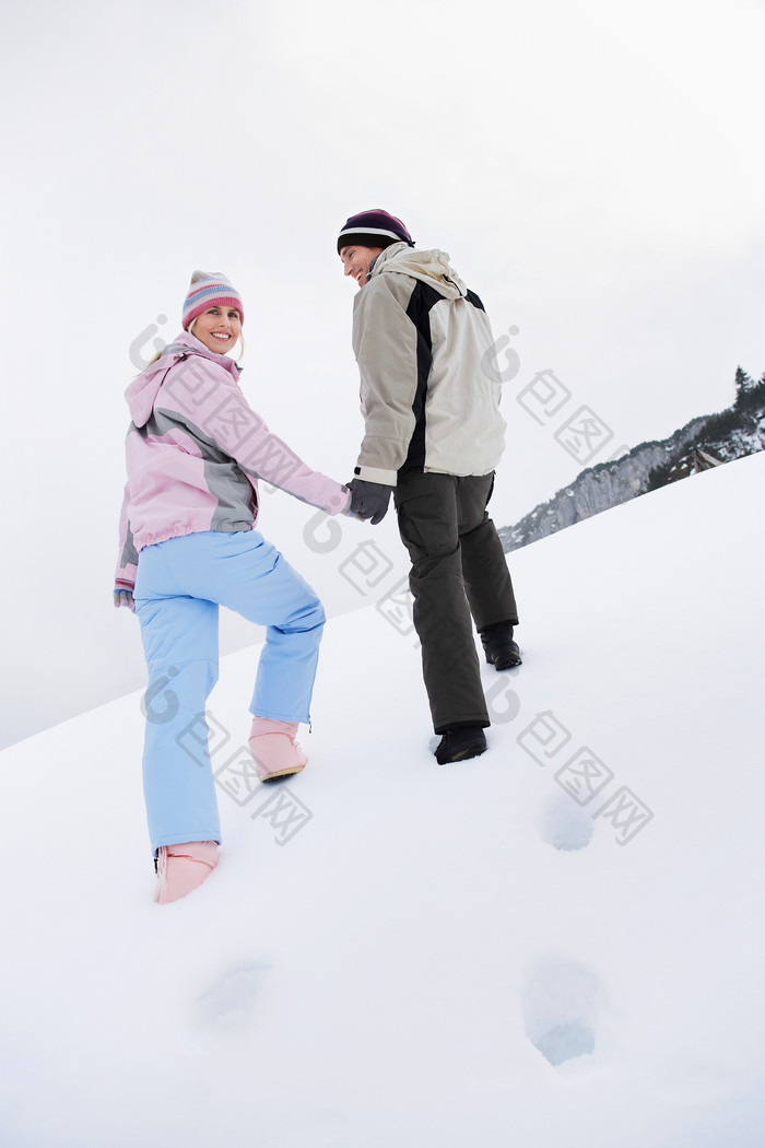 简约登雪山的夫妇摄影图