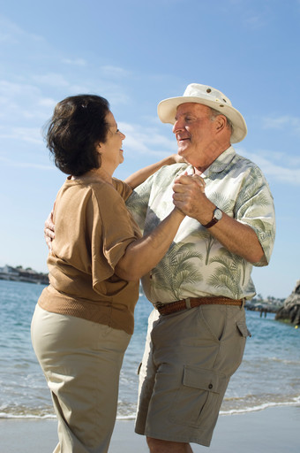 海滩<strong>跳舞</strong>的<strong>老年人</strong>夫妻