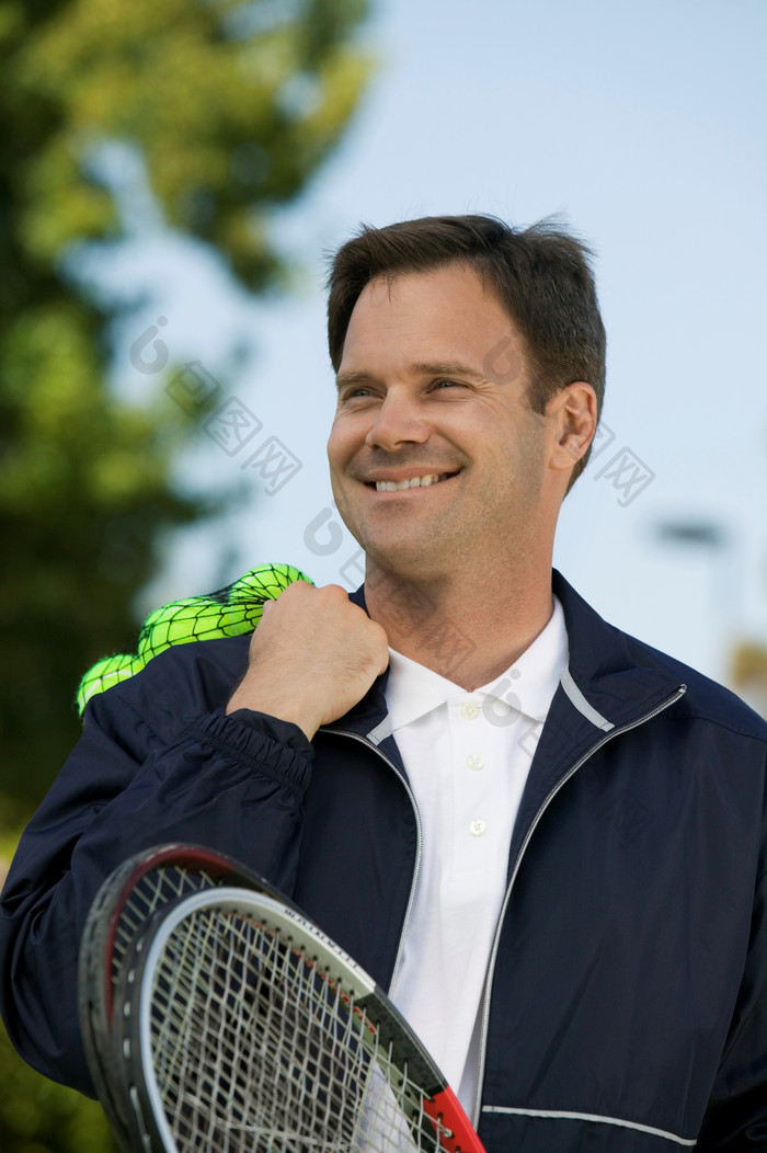 拿着网球拍的健身男人