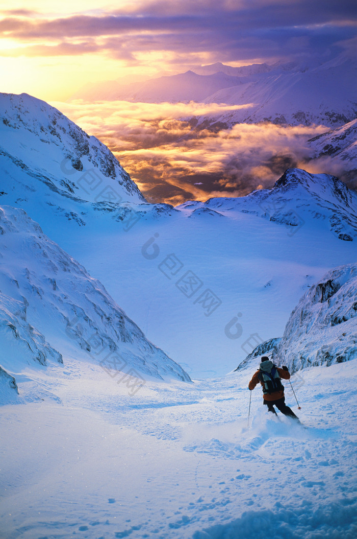 冬季雪山滑雪人物