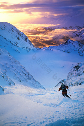 冬季<strong>雪山</strong>滑雪人物