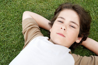 男孩躺在草坪放松