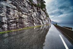 岩石悬崖水面公路