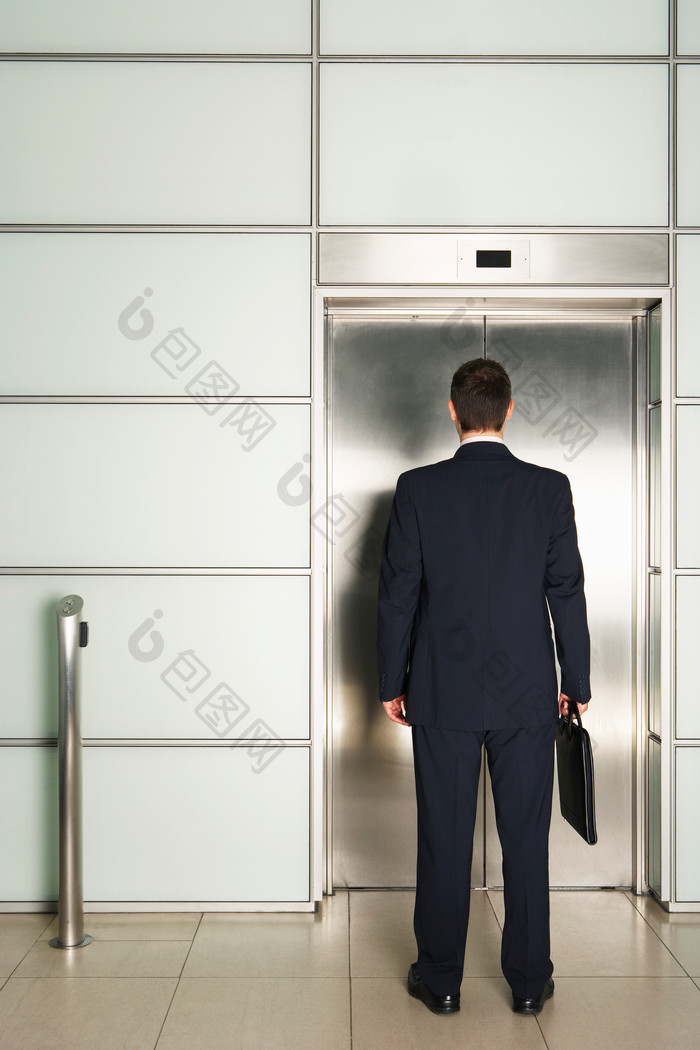 等电梯的商务男人