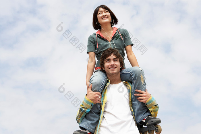 骑在男生头上的女生