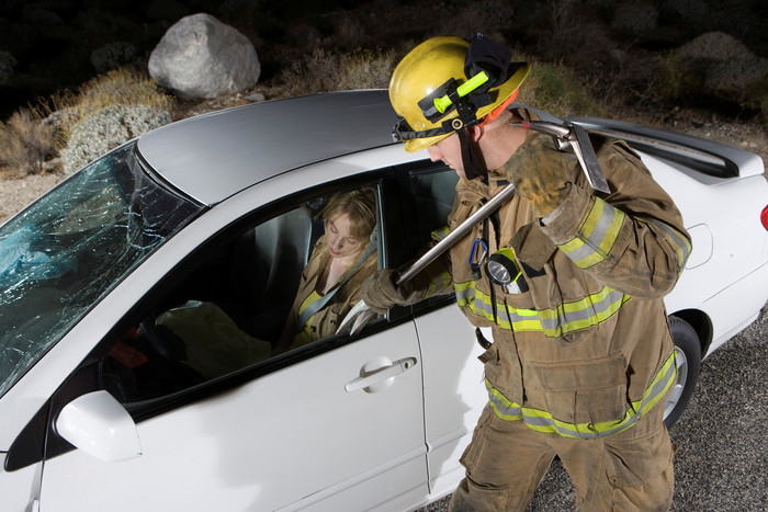 车祸救援的消防员摄影图