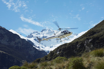 蓝色调山中的直升机摄影图