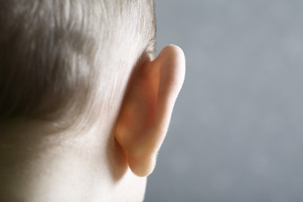 深色调婴儿的耳朵摄影图