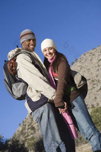 蓝色调登山的夫妻摄影图