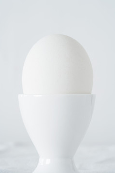 托杯上的白色鸡蛋
