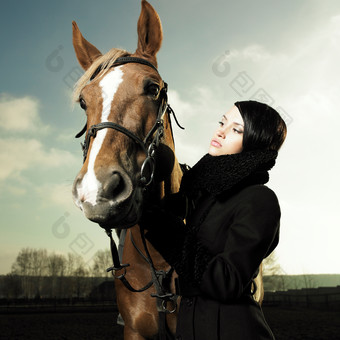 深色调骑马的女人摄影图