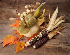暗色调玉米美食摄影图