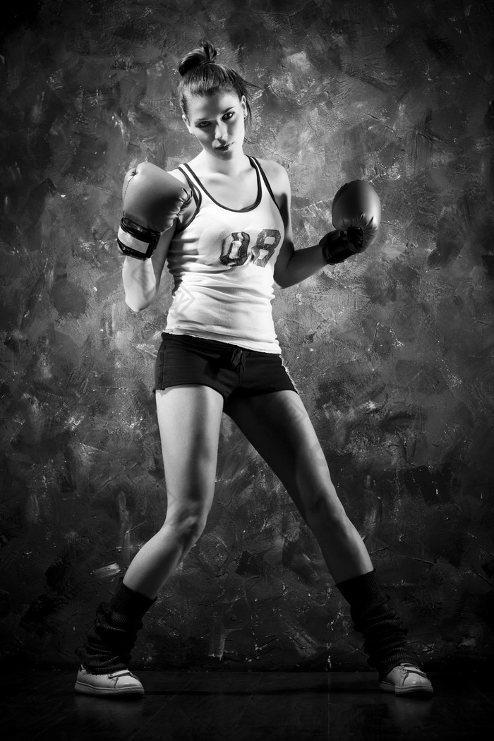黑白风格打拳击的美女摄影图