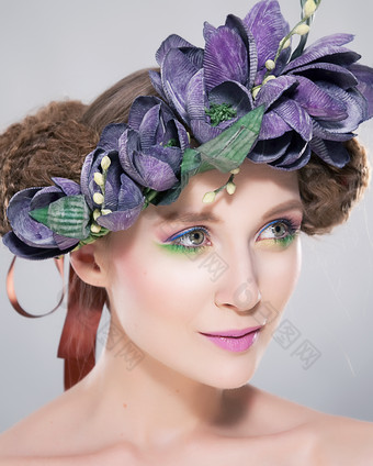 头上戴紫色花环的女人