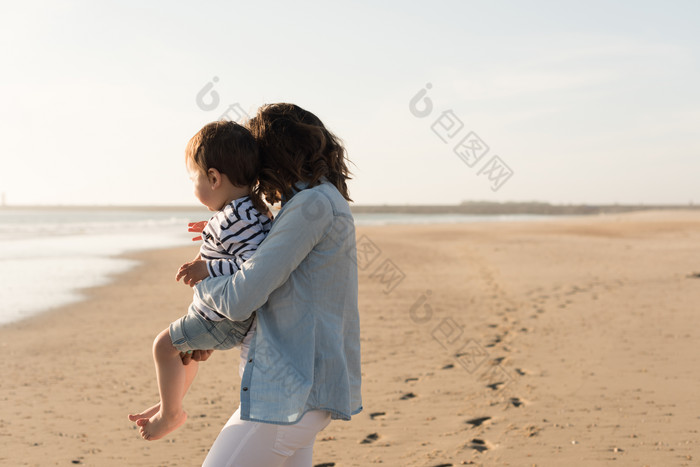 海滩上的母子和脚印