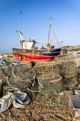 海滩上的渔船渔网