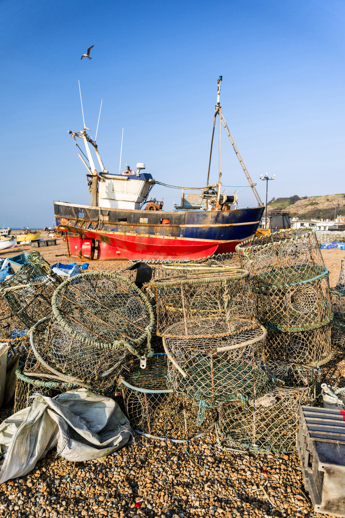 海滩上的渔船渔网图片