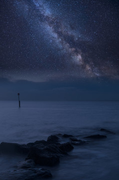 夜空下的大海摄影图