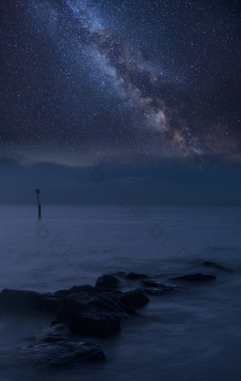 夜空下的大海摄影图