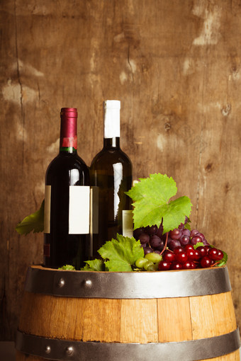 酒桶上的葡萄和葡萄酒