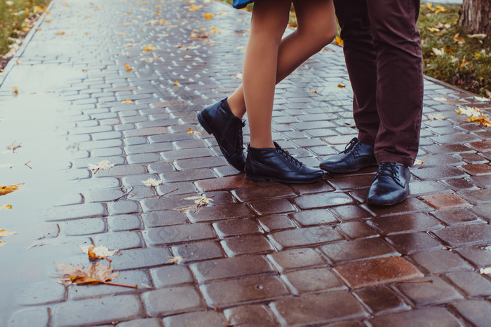 雨天户外的情侣