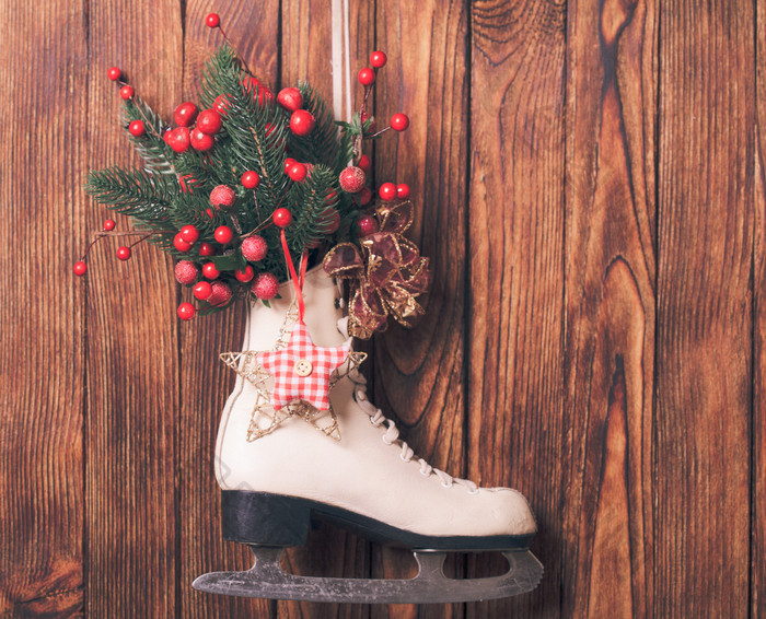 暗色调圣诞滑冰鞋摄影图