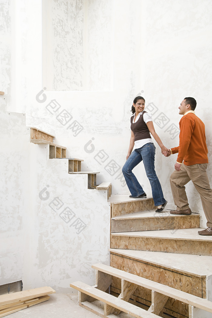 灰色调上楼梯的夫妻摄影图