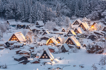 暗色调雪中乡村摄影图