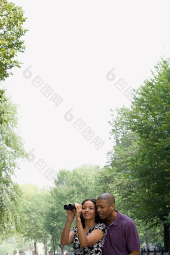 绿色调拍照的夫妻摄影图