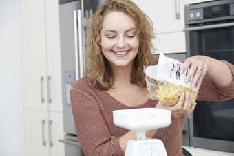 灰色调做饭的女人摄影图