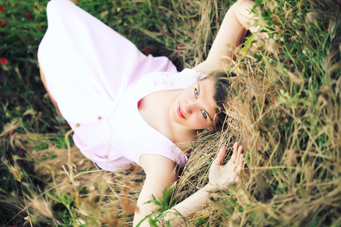 粉色连衣裙美女躺在杂草上