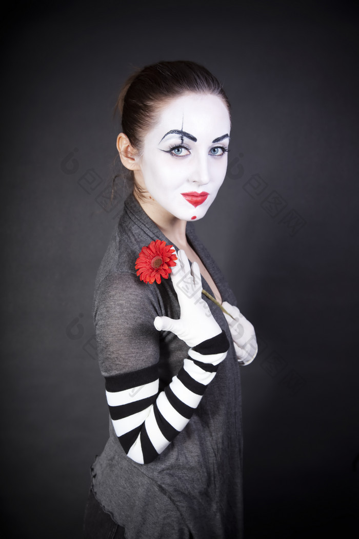 黑色风格拿着花的小丑摄影图