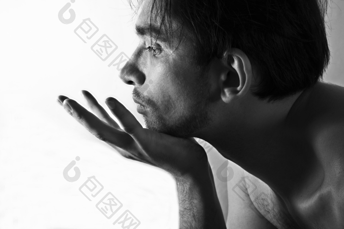 黑白伸手的男人