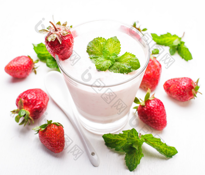 一杯草莓牛奶摄影图