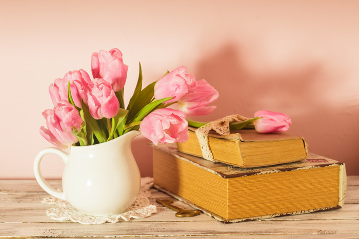 复古书本和粉色鲜花