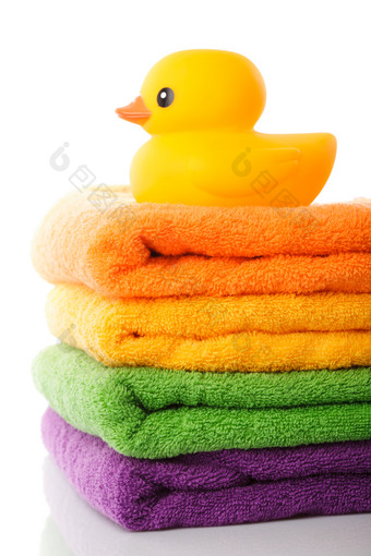 毛巾上的小黄鸭摄影图