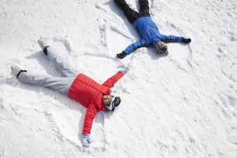 <strong>俯拍</strong>躺在雪地里的人