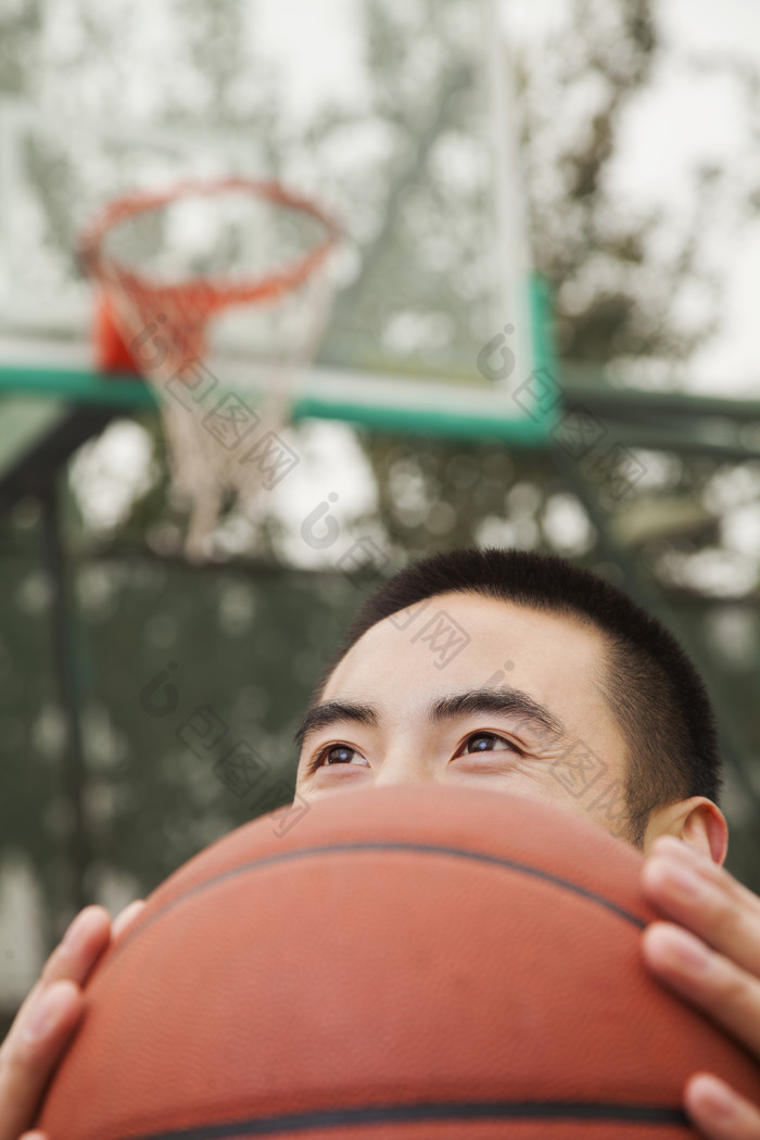 篮球抱着球体育运动男人微笑打球篮球场