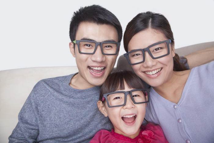 家庭一家三口爸爸妈妈女儿戴眼镜近视有趣