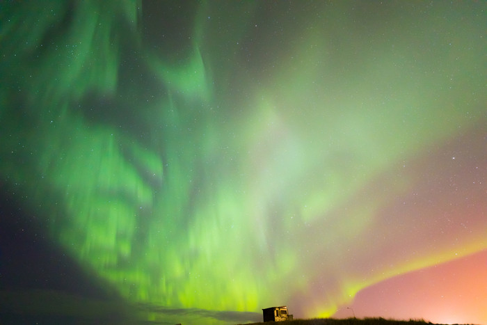 傍晚的北极光摄影图