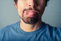 吐舌头的男人摄影图