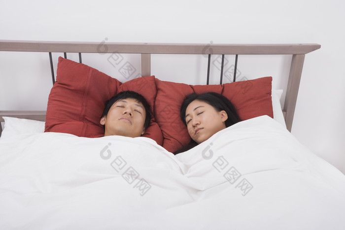 简约风在床上的年轻夫妻摄影图