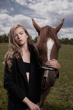 暖色调女孩和马摄影图