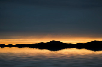 暗色调黄昏中的山水摄影图