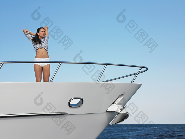 蓝色调在船头的女人摄影图