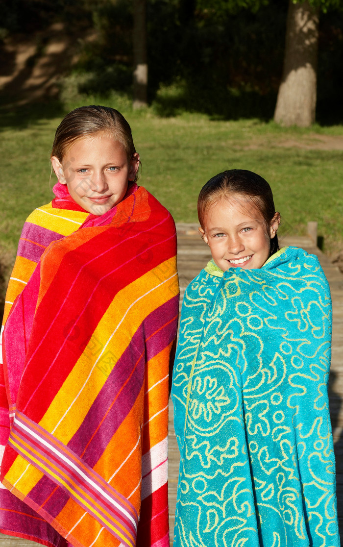 深色调两个裹毯子的孩子摄影图