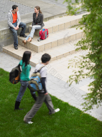 准备上学的学生们