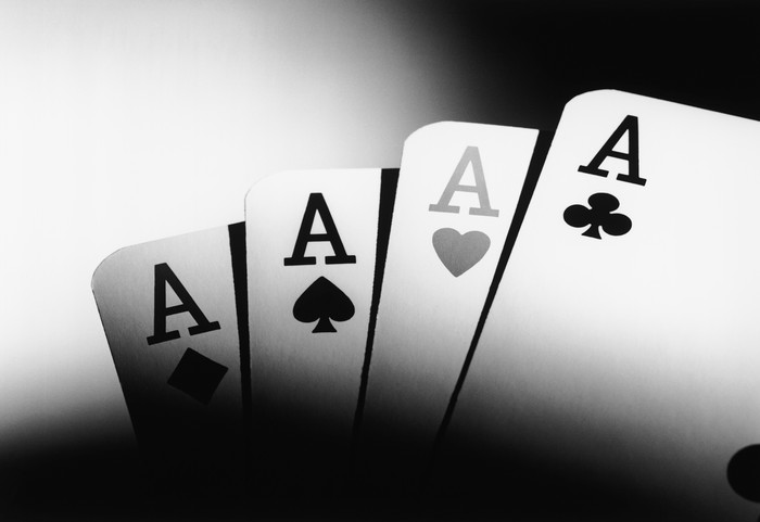 暗色调扑克摄影图